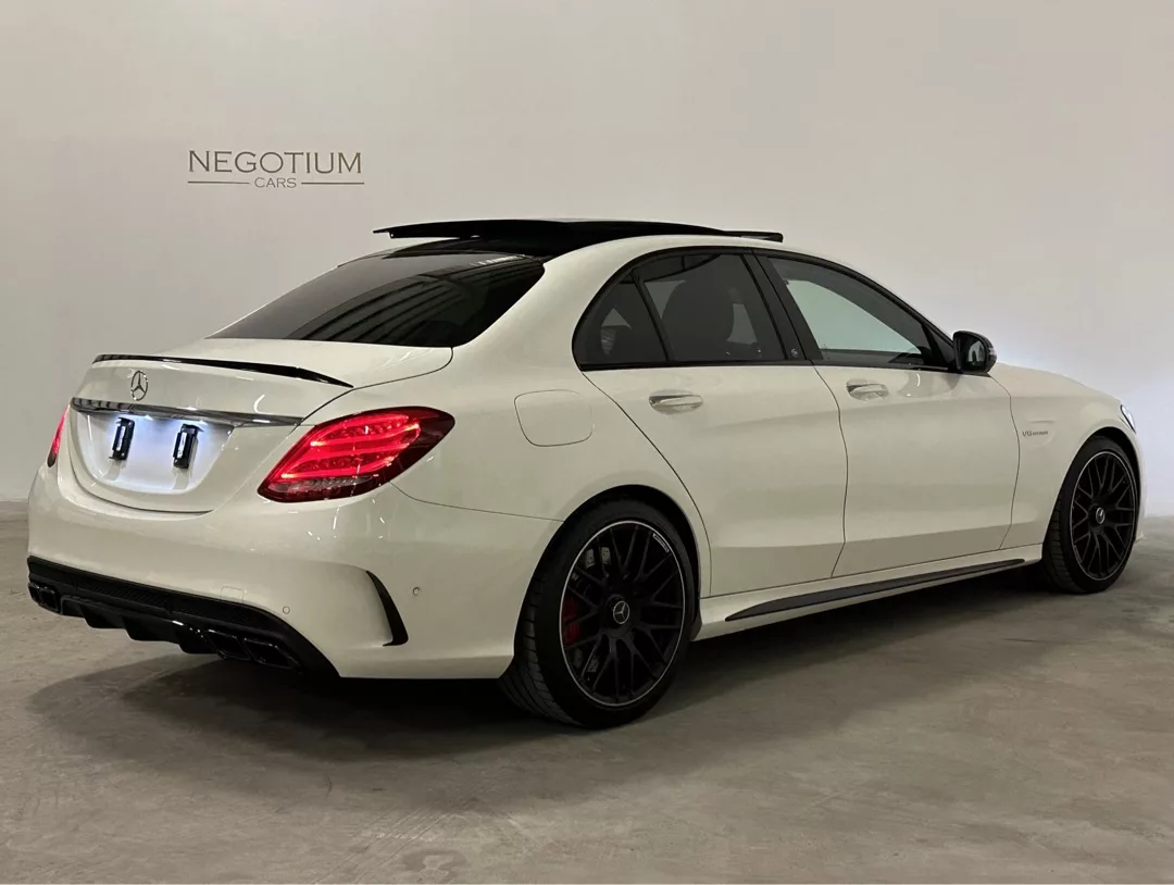 Mercedes-Benz C63 AMG S in Weiß von hinten mieten