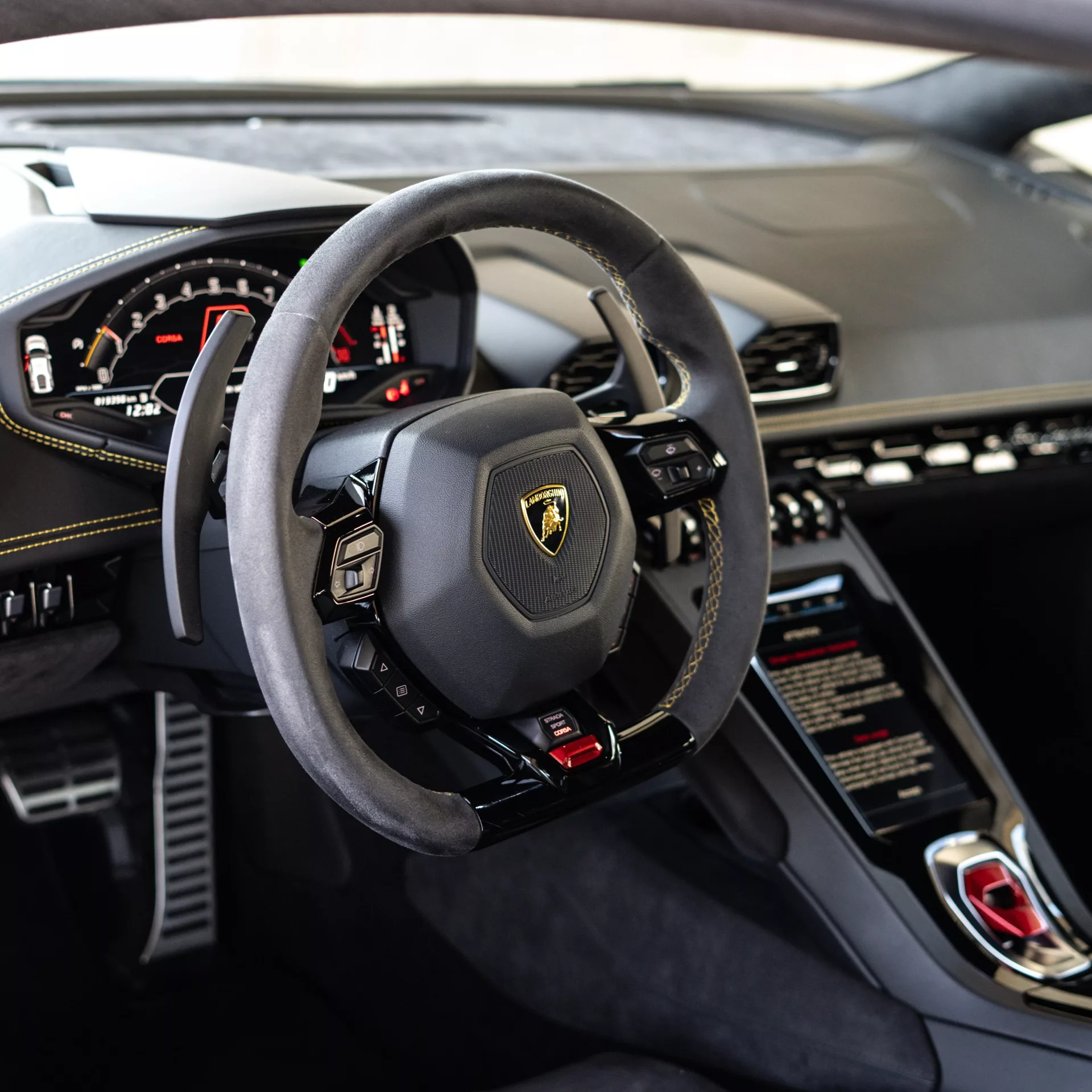 Lamborghini Huracan EVO Cockpit mit Lenkrad und Display mieten
