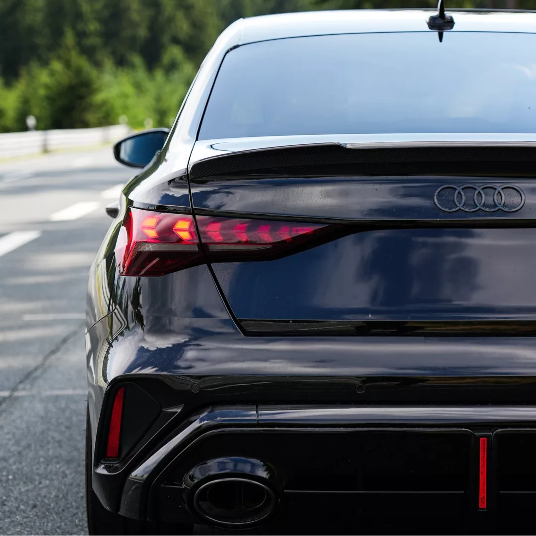 RS3 Limousine Facelift in Schwarz von hinten mieten