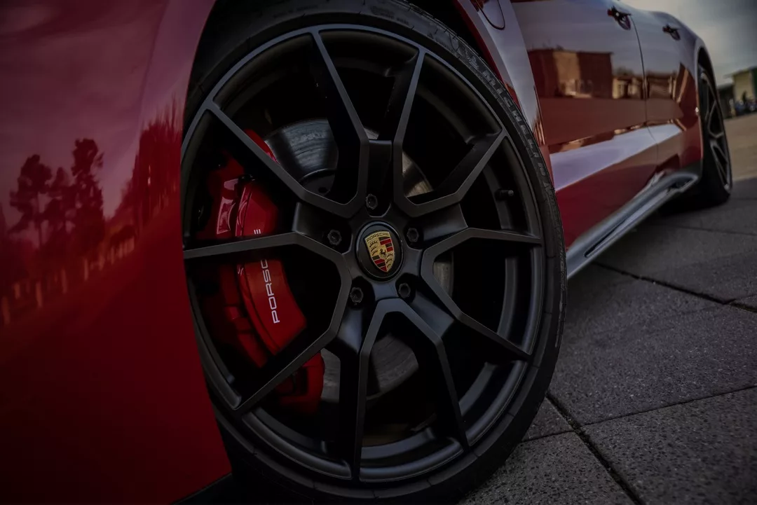 Porsche Taycan GTS SportTurismo rote Bremsen Nahaufnahme mieten