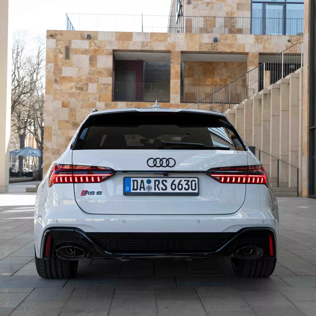 Audi RS6 Performance in Weiß mieten - Heckansicht