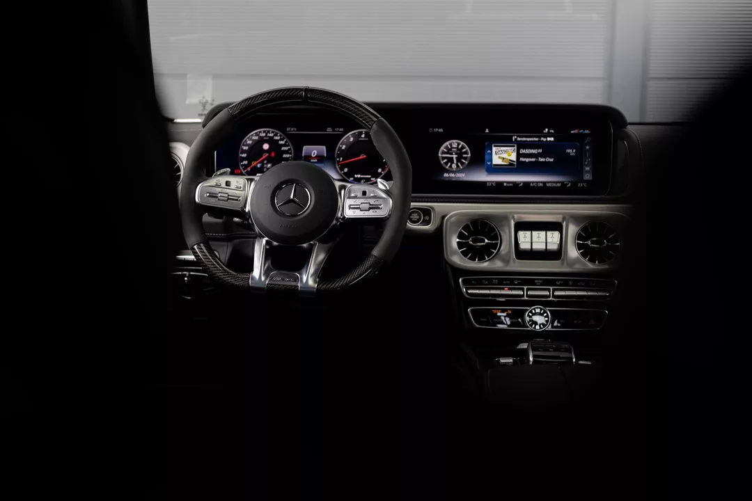 Mercedes Benz G63 - 2023 Armaturenbrett und Lenkrad Details mieten.