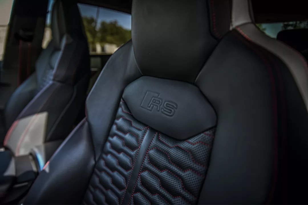 Audi RSQ8 Sportback Ledersitze Detailaufnahme mieten