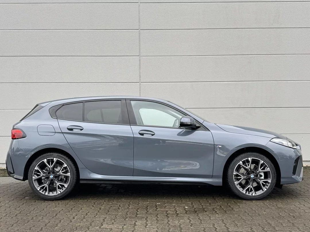 BMW 1er 120 M Sport in Grau von der Seite mieten