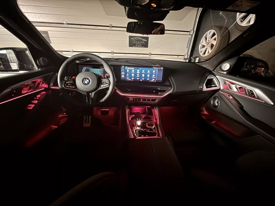 BMW XM Innenraum mit Ambientebeleuchtung mieten