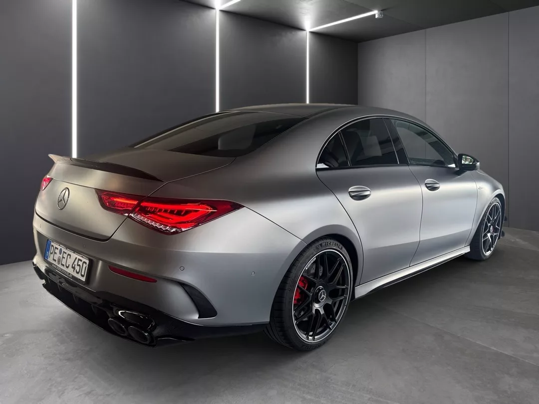 Mercedes-Benz CLA 45 AMG S in Grau von hinten mieten