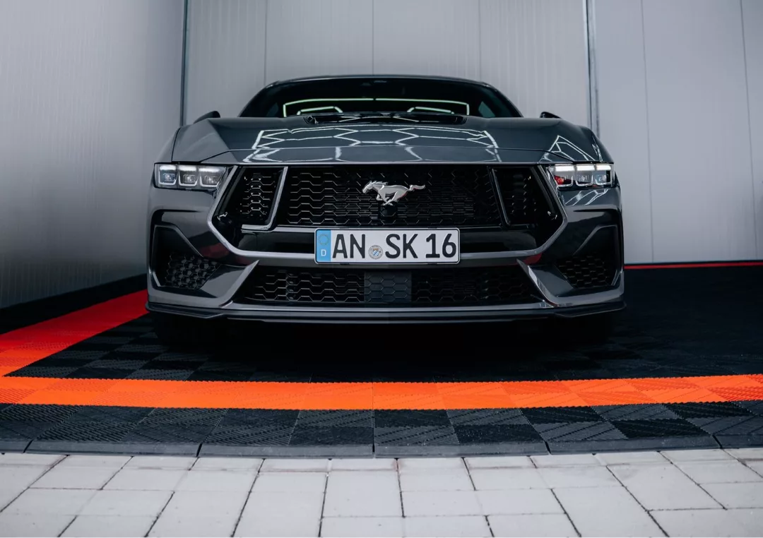Ford Mustang GT V8 in Schwarz, Frontansicht, mieten
