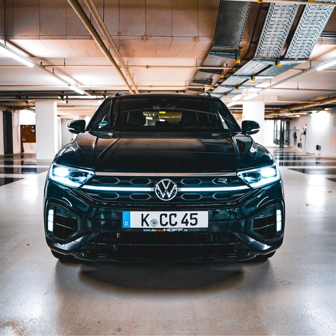 Schwarzer VW T-Roc R in Tiefgarage mit eingeschaltetem LED-Licht.