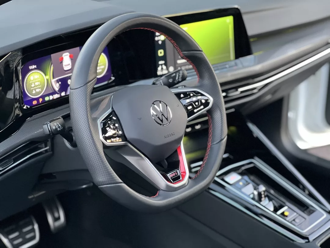 Volkswagen Golf GTI Clubsport Cockpit mit Touchdisplays mieten