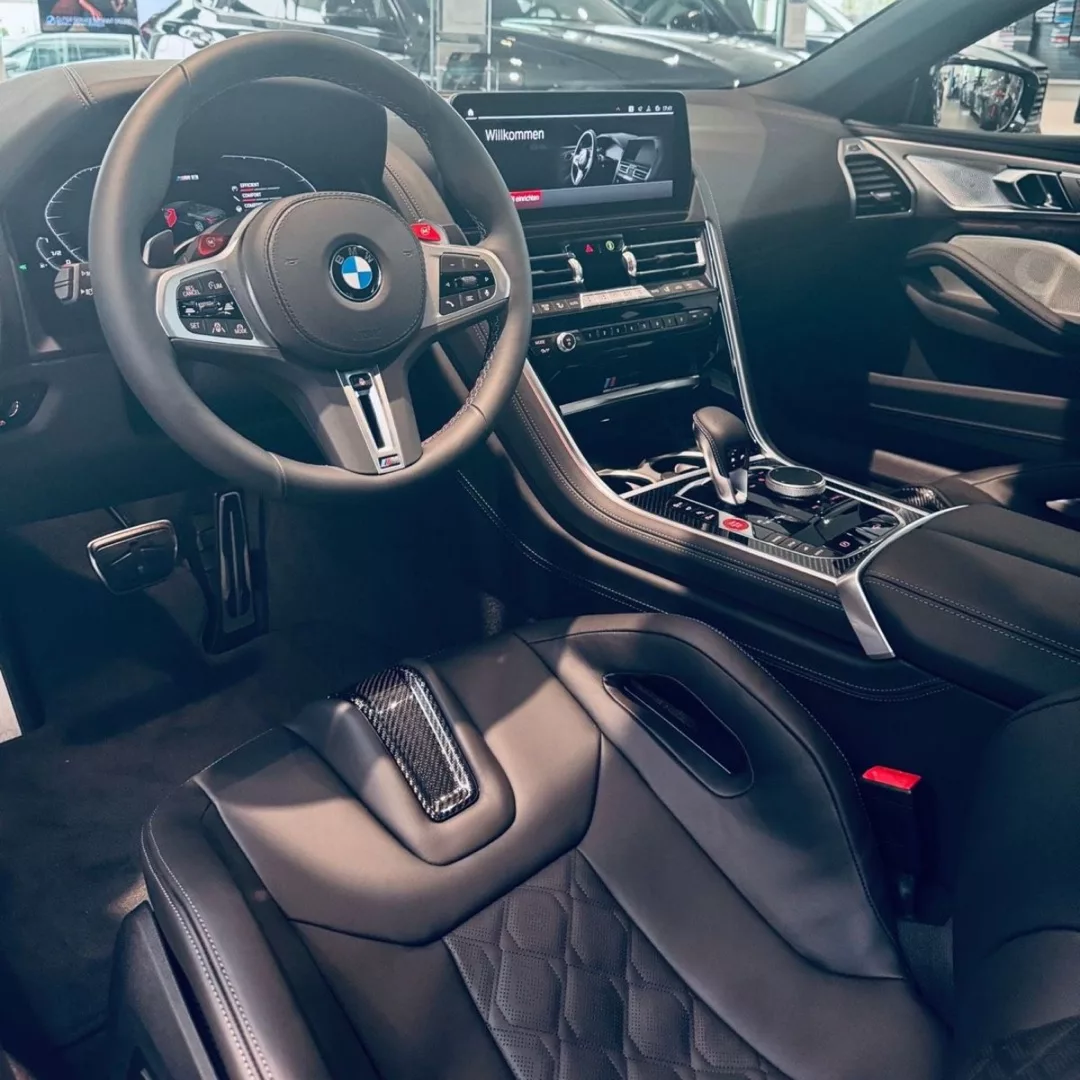 BMW M8 Competition Cabrio Innenraum mit Leder und Display mieten