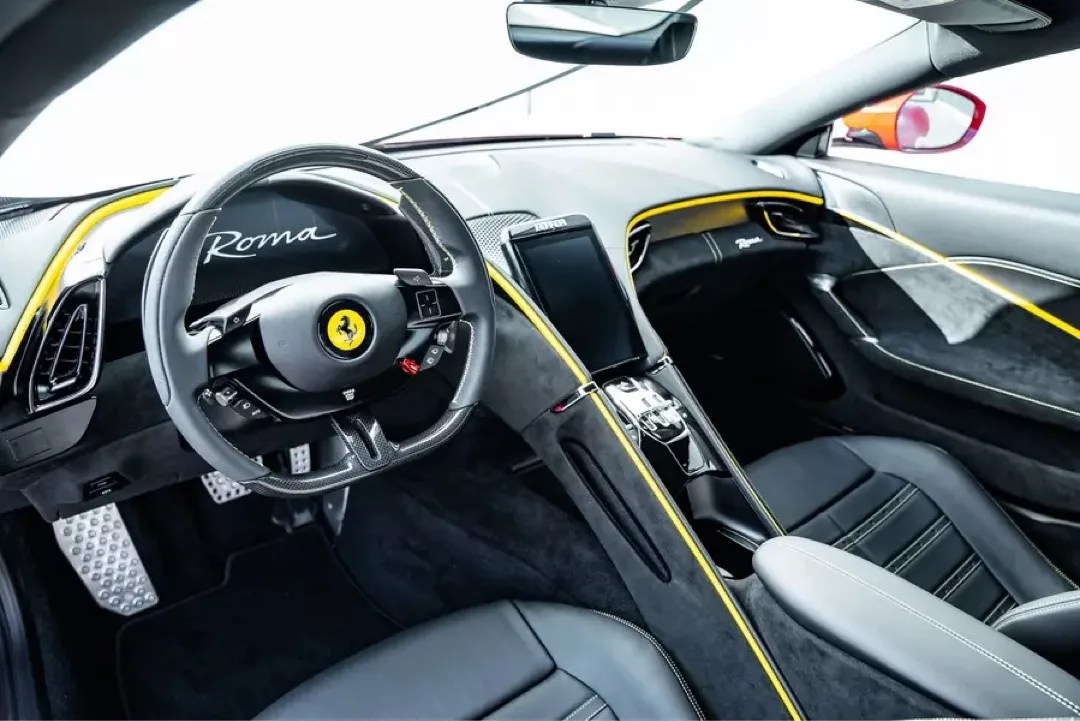 Innenraum eines Ferrari Roma mit stilvollen gelb-schwarzen Details.