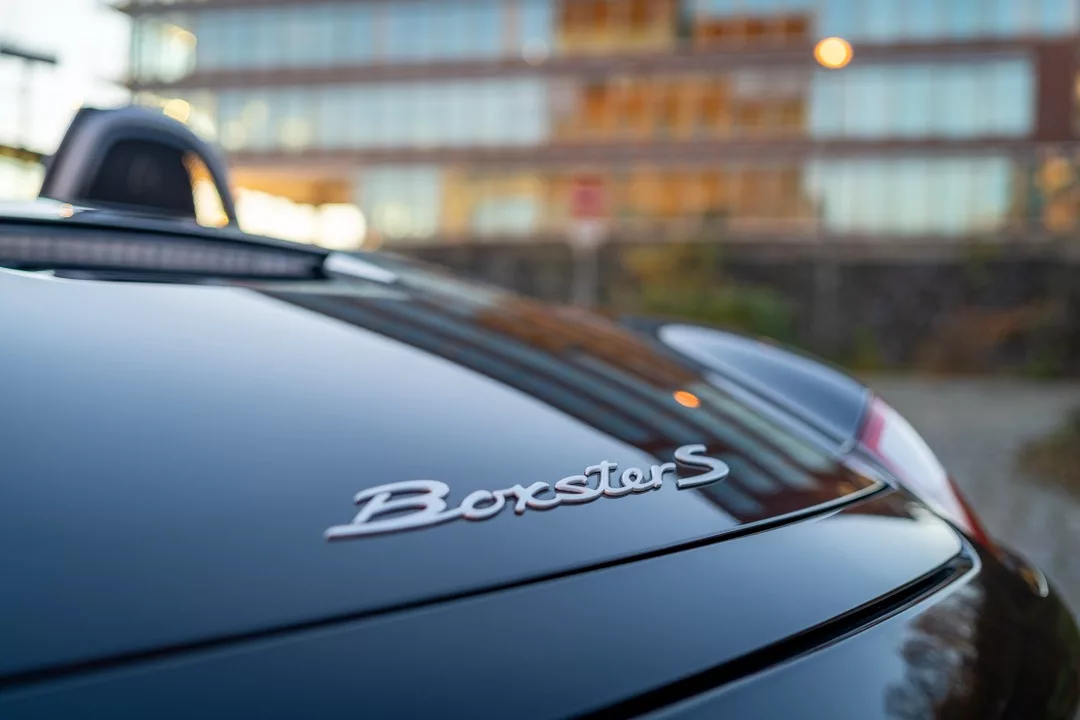 Porsche 987 Boxster S Cabrio in Schwarz, Nahaufnahme, Schriftzug zeigen, mieten.
