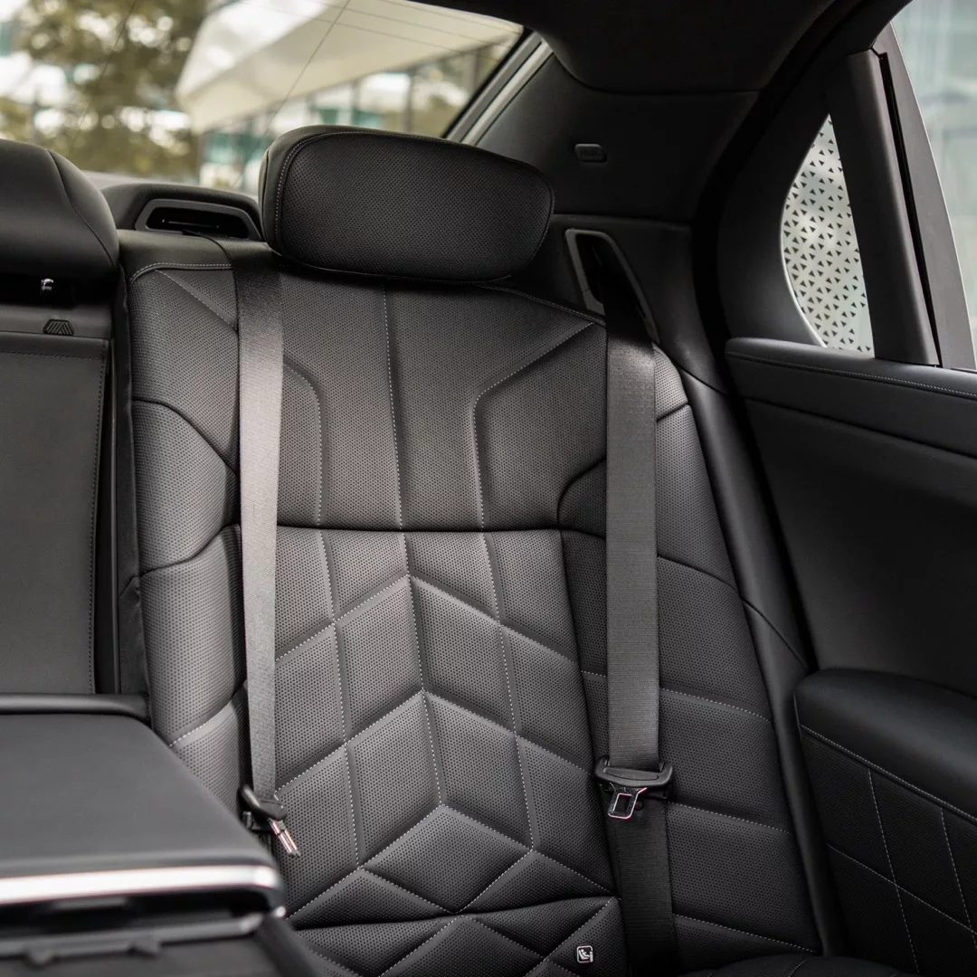 BMW 740d Rücksitze mit schwarzem Lederinterieur mieten