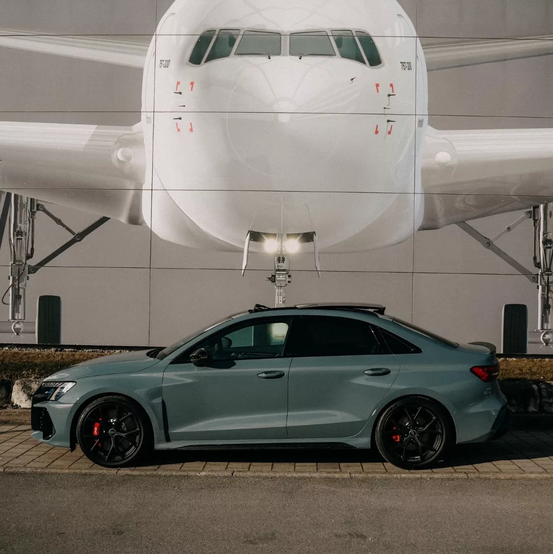 Audi RS3 Facelift in Grau mit 400PS von der Seite mieten