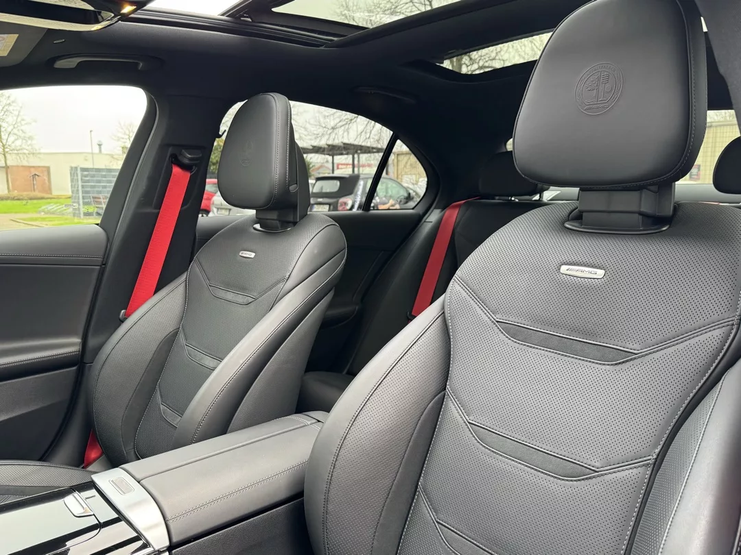 Mercedes C43 AMG Innenraum mit Ledersitzen mieten