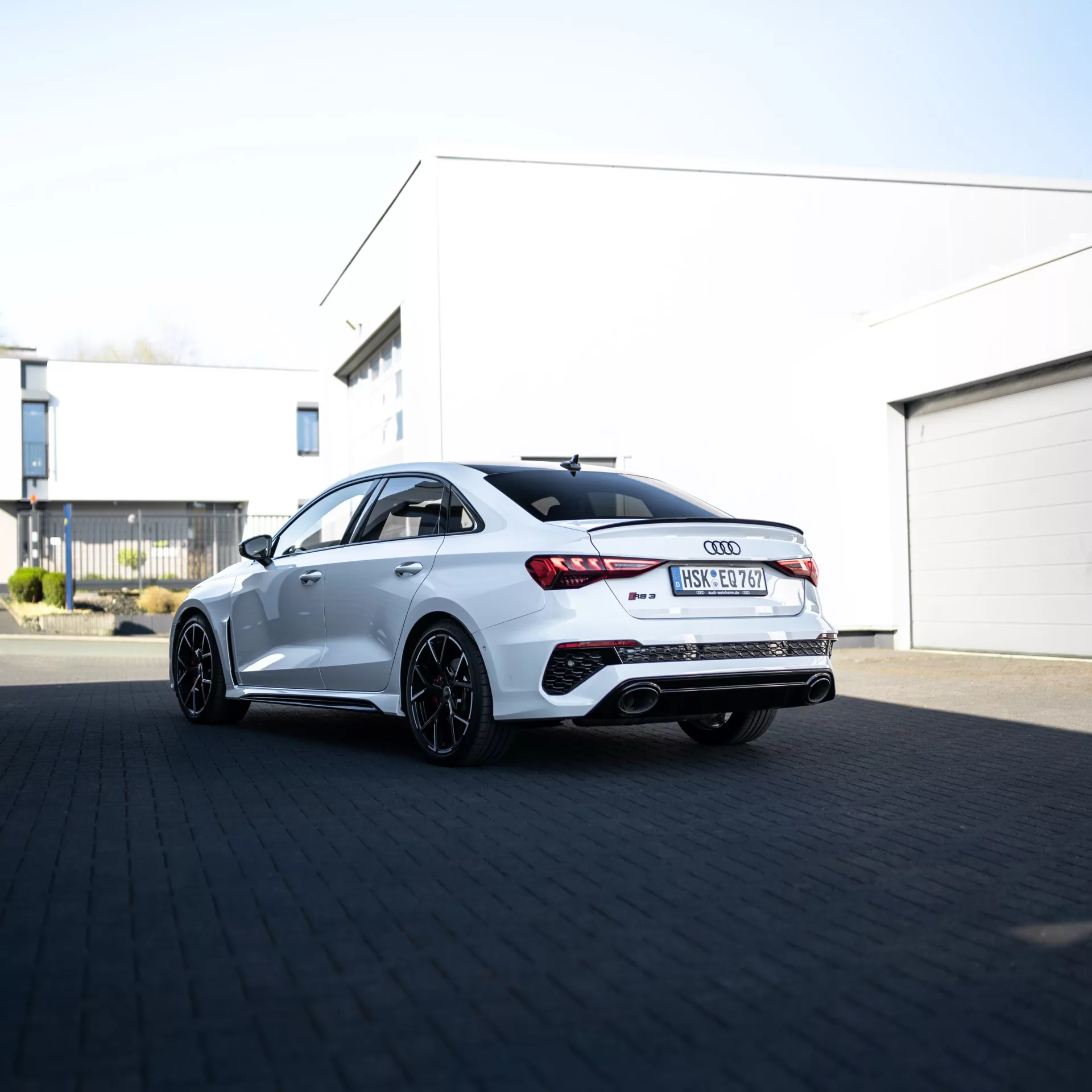 AUDI RS3 Limousine Black & White Edition von hinten mieten