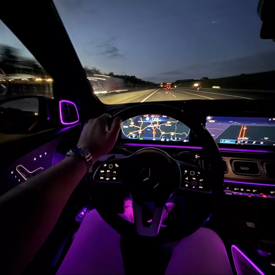 Mercedes GLE400d AMG 4Matic Innenraum bei Nacht mieten