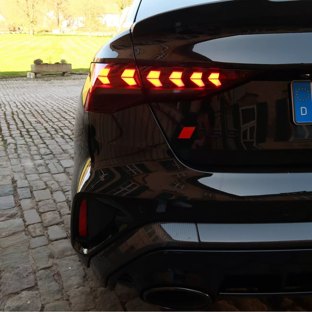 Audi RS3 Limousine Heckpartie in Schwarz mieten