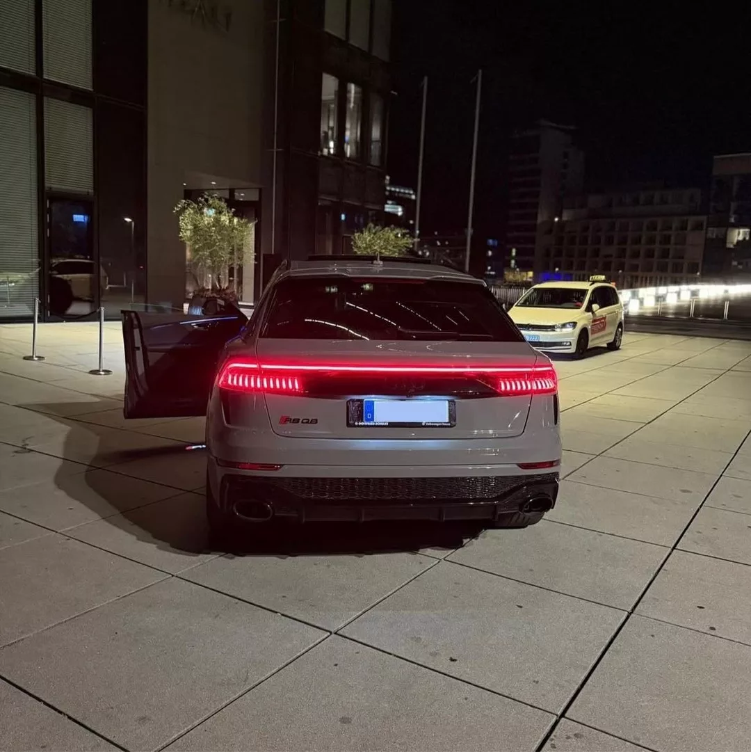Audi RSQ8 in Grau, Heckansicht bei Nacht mieten