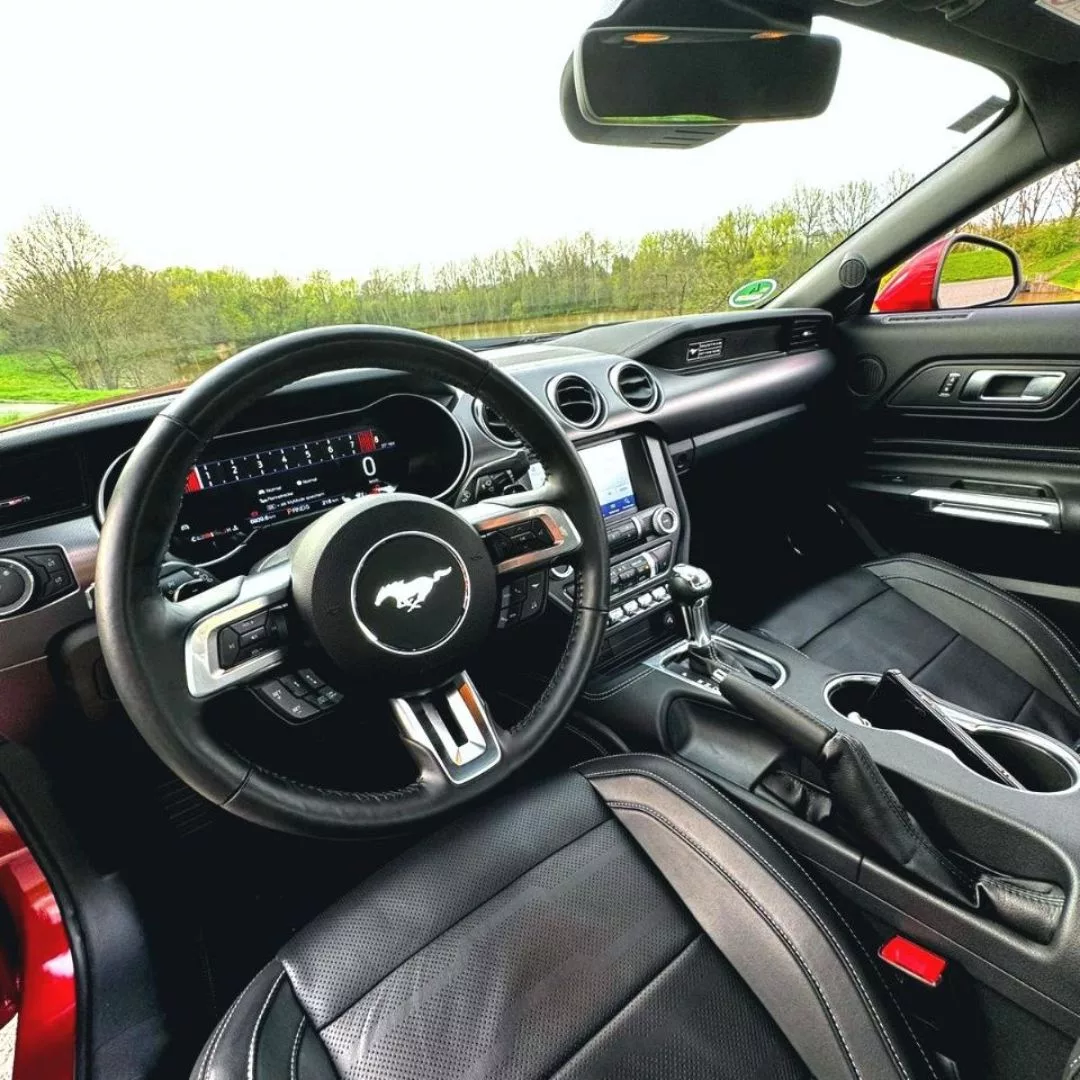 Mustang GT V8 5.0 Innenraum mit Ledersitzen mieten