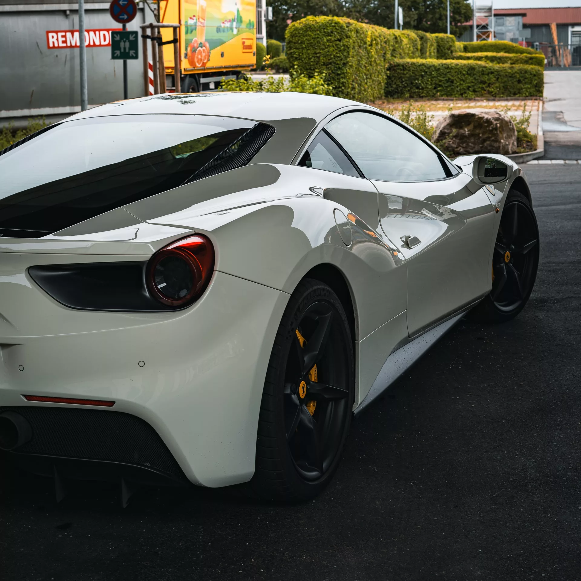 Ferrari 488 GTB in Weiß von hinten mieten