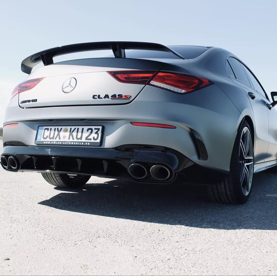Mercedes CLA45 S AMG 4Matic+ in Grau von hinten mieten