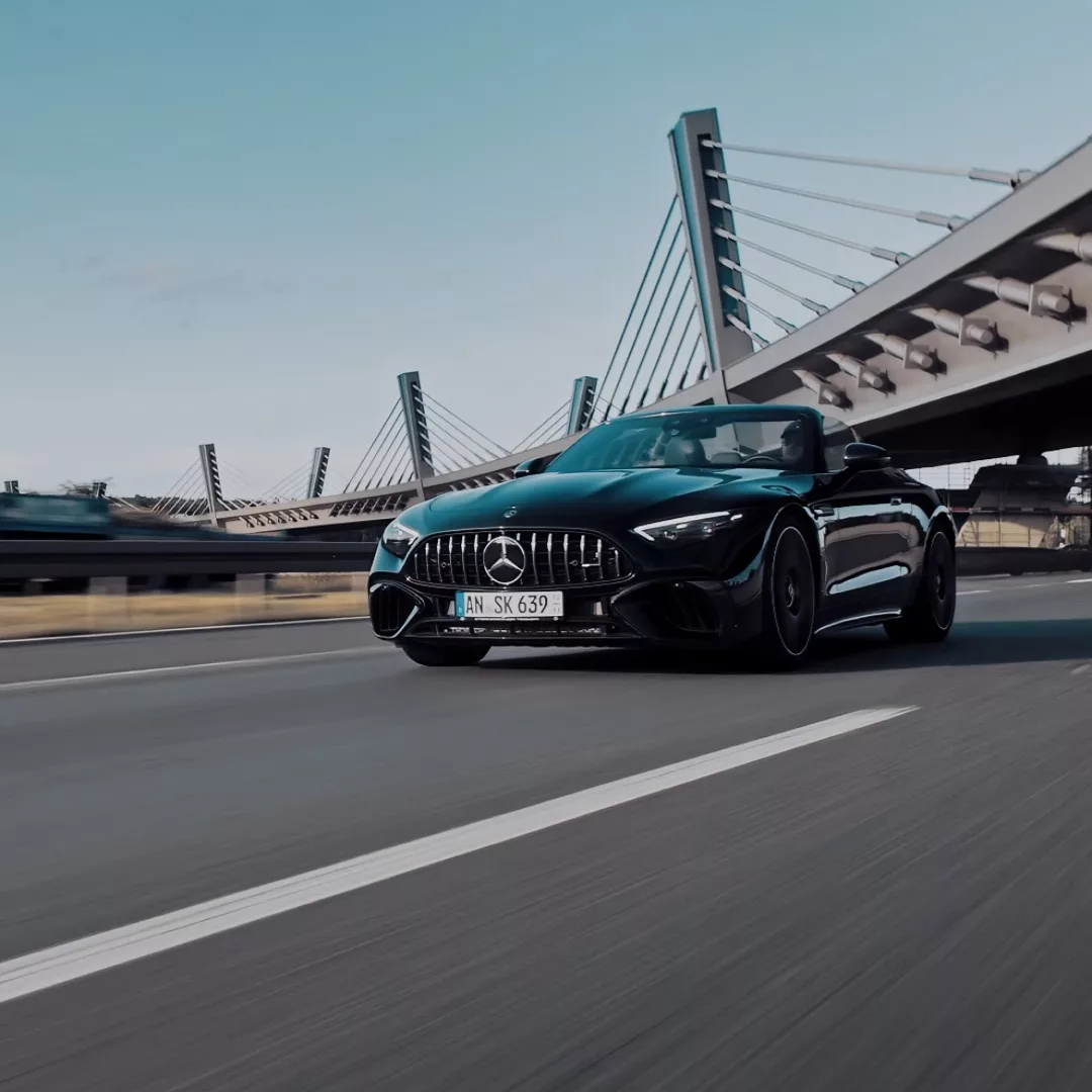 Mercedes-Benz SL 63 AMG in Schwarz auf Autobahn mieten