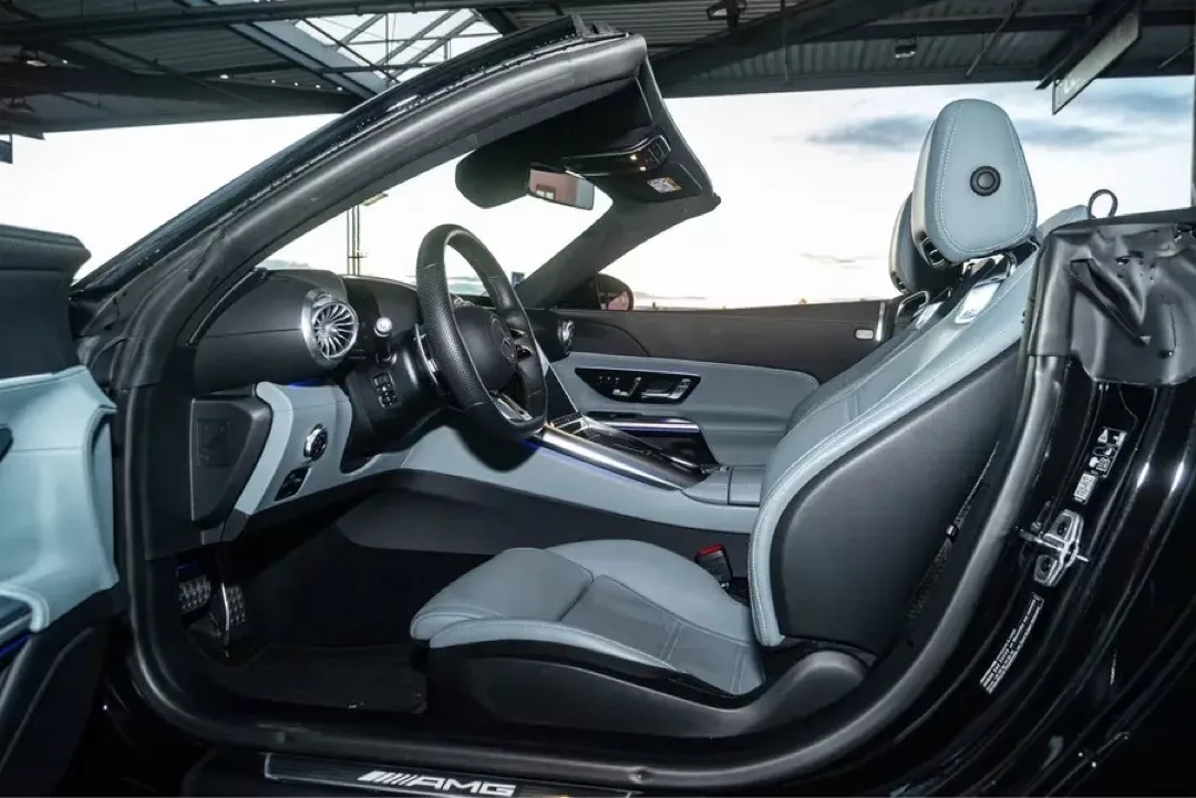 Mercedes-Benz SL63 AMG Roadster, Innenansicht mit sportlichen Ledersitzen und offenem Dach.