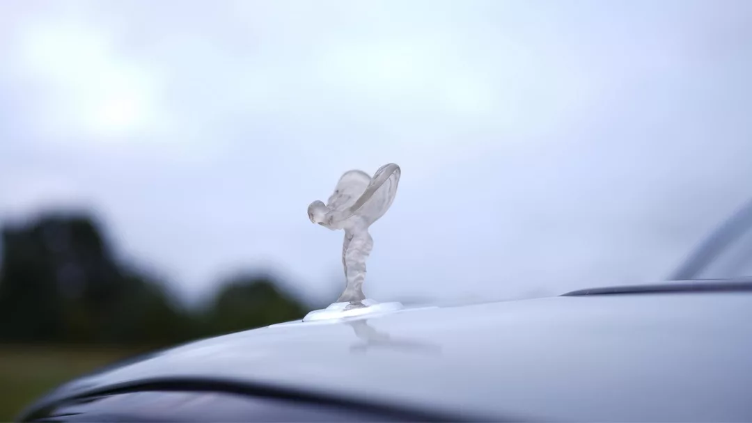 Rolls-Royce Cullinan Kühlerfigur in Nahaufnahme mieten
