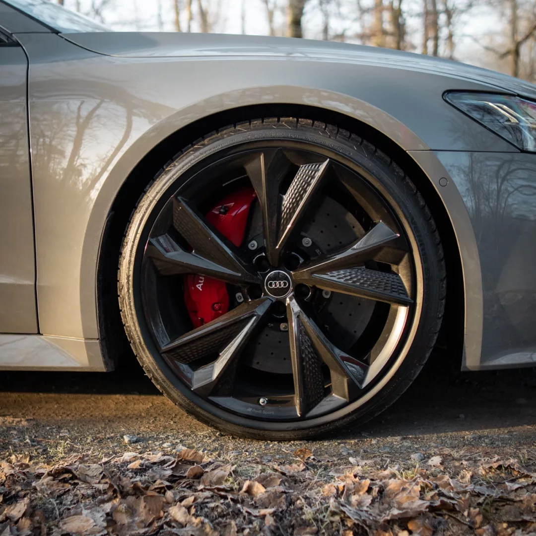 Audi RS 7 Performance Vorderrad in Nahaufnahme mieten.