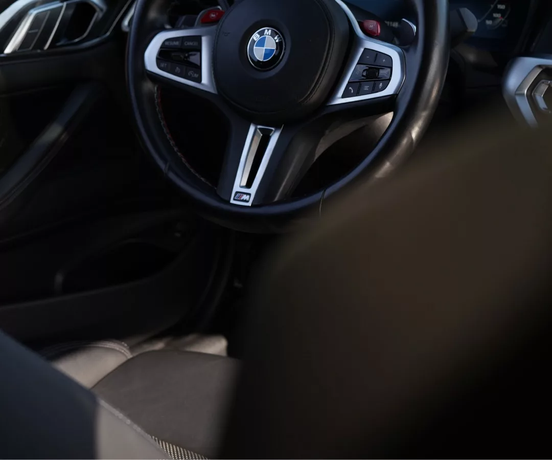 BMW M4 Competition Lenkrad und Innenraumdetails mieten