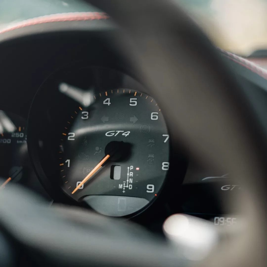 Porsche Cayman GT4 Clubsport Tachometeransicht mieten.