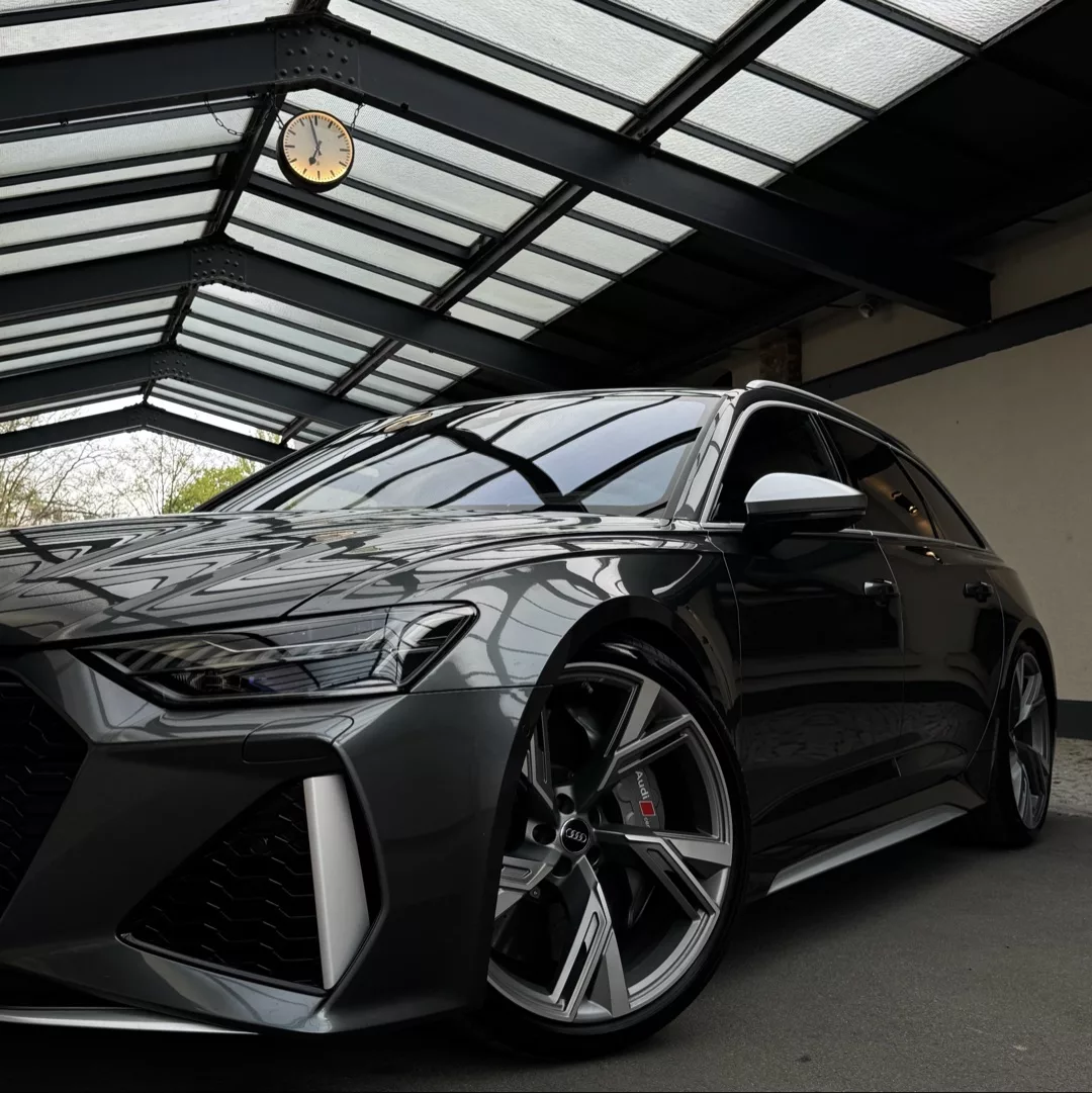 Audi RS6 C8 in Grau von vorne mieten