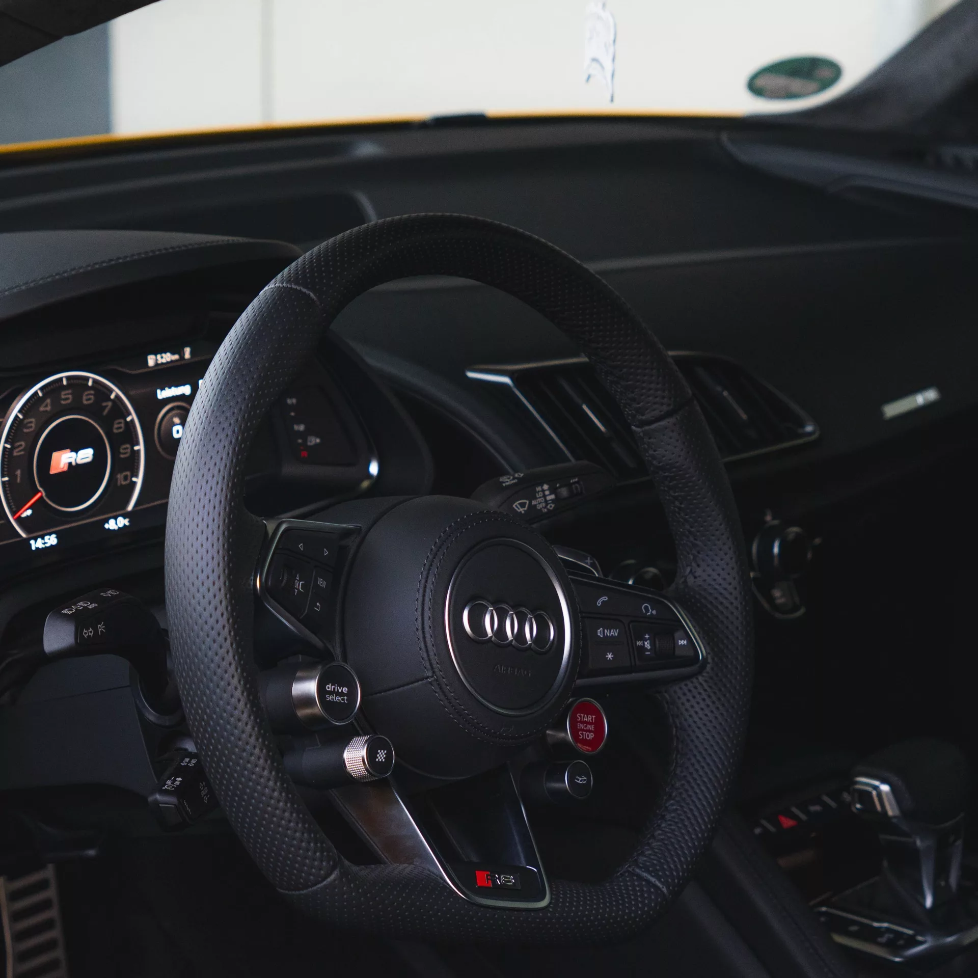 Audi R8 V10 Cockpit mit Lederlenkrad mieten