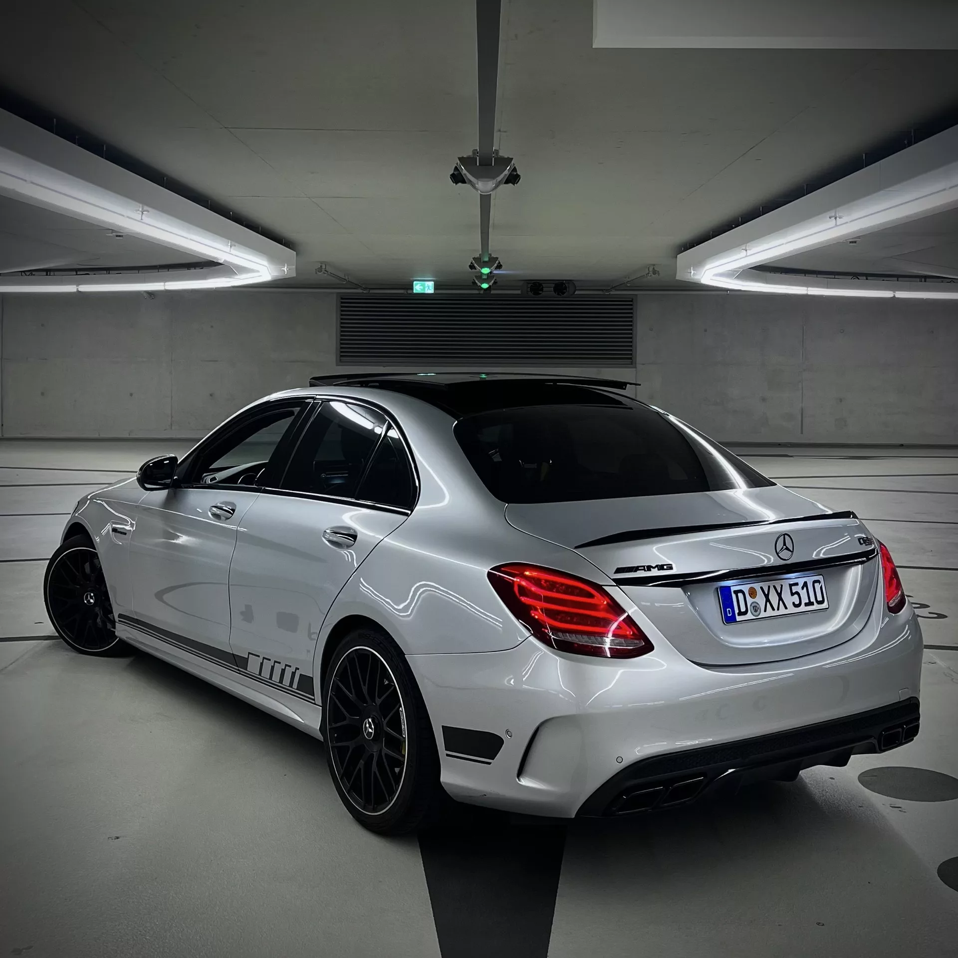 Mercedes C63 AMG in Silber, Heckansicht, im Parkhaus mieten