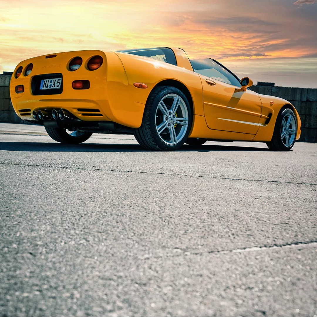 Corvette C5 Cabrio in Gelb von hinten vor Sonnenuntergang mieten.