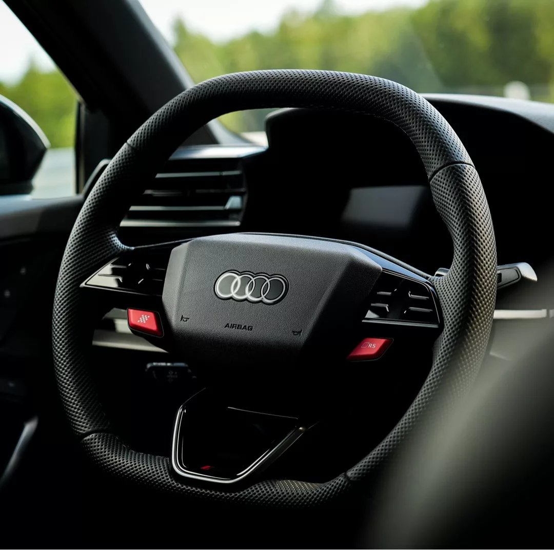 Audi RS3 Limousine Facelift Lenkradansicht mieten