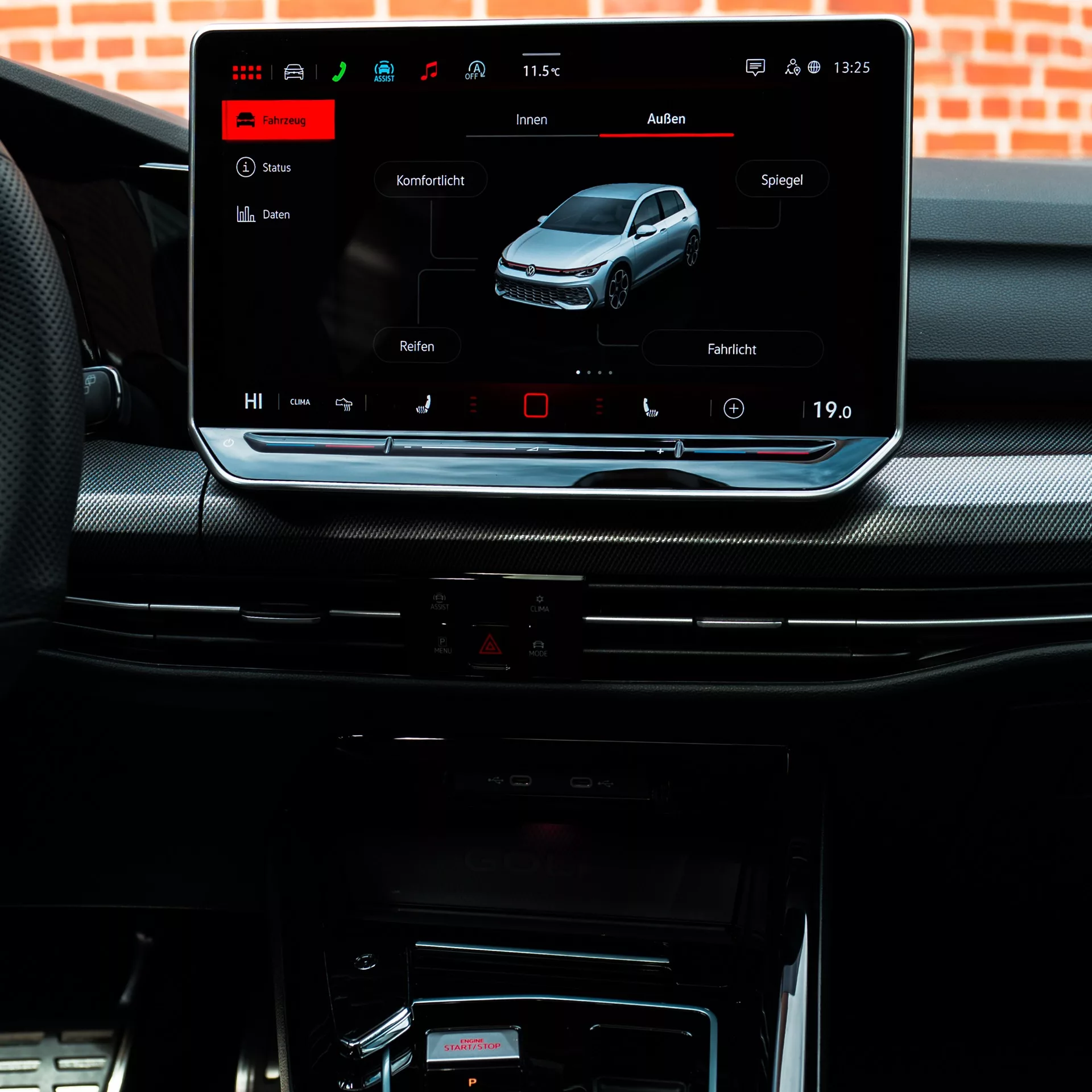 Golf 8 GTI Facelift Tachodisplay mit Infotainment-System mieten