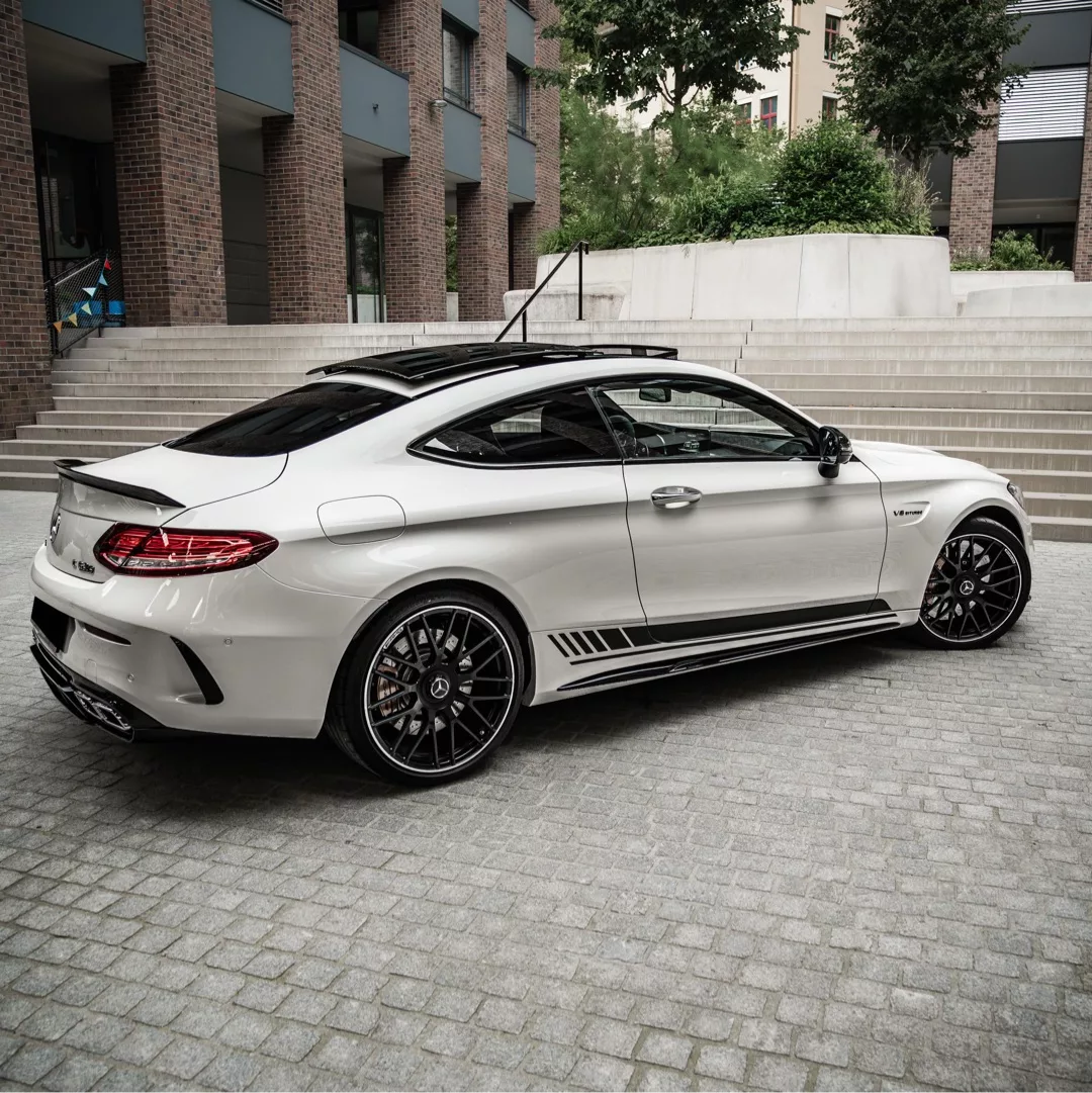 Mercedes C63s AMG Edition 1 in Weiß von der Seite mieten