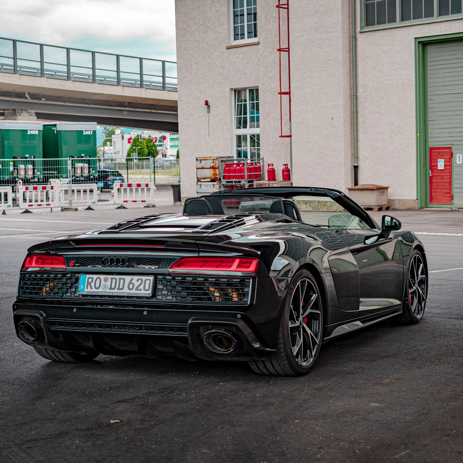 Audi R8 V10 Performance Spyder in Schwarz Heckansicht mieten