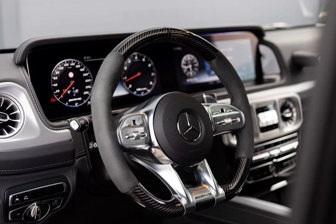 Mercedes Benz G63 Lenkrad und Armaturenbrett in Schwarz innen mieten.
