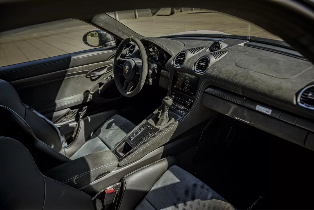 Porsche 718 GT4 RS Innenraum mit Alcantara-Details mieten