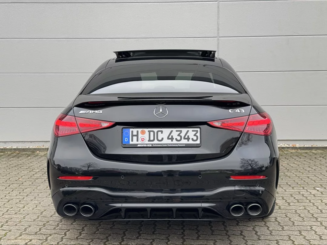 Mercedes C43 AMG in Schwarz, Rückansicht, mieten.