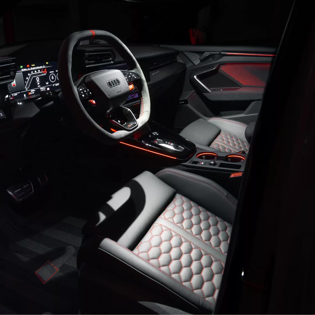 Audi RS3 Limousine Facelift 2025 Innenraum mit roten Akzenten mieten.