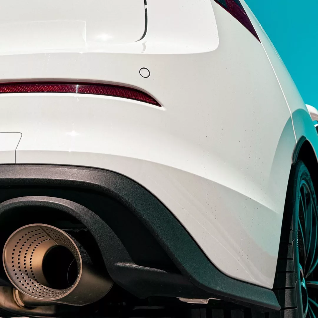 VW Golf GTI Clubsport Akrapovic in Weiß von hinten mieten.
