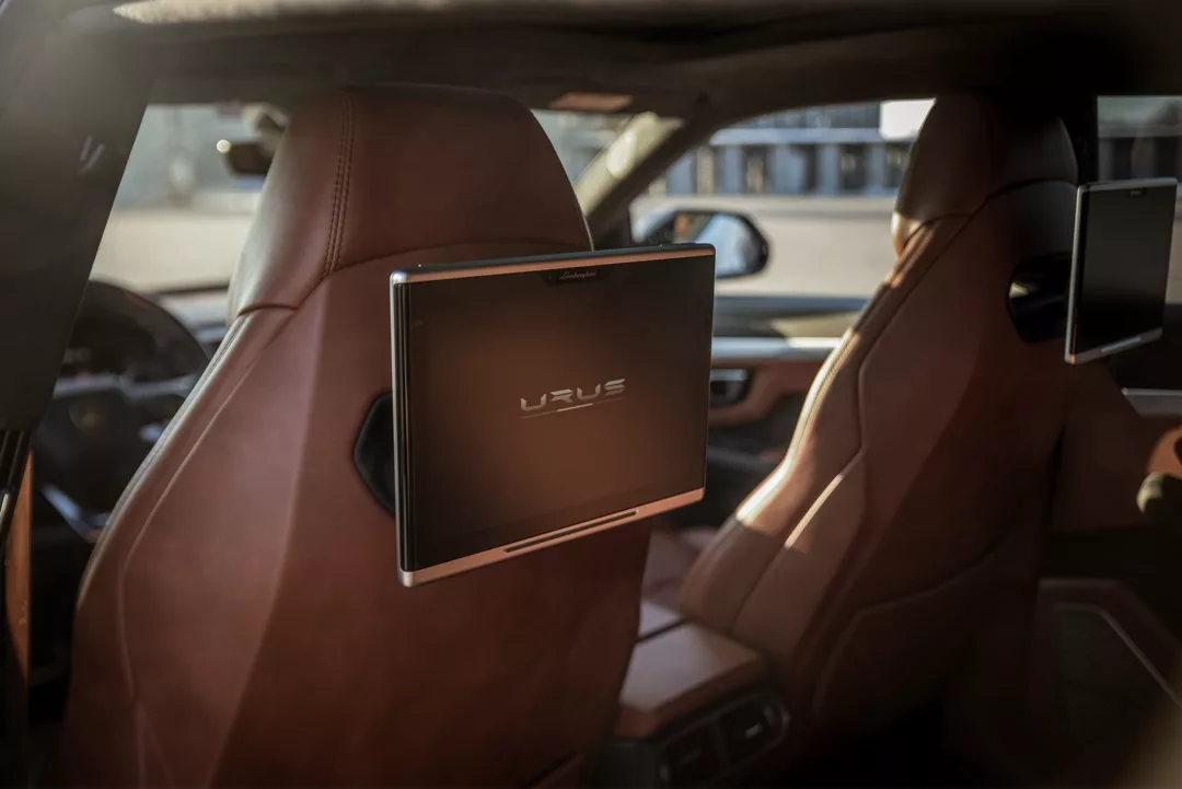 Lamborghini Urus Innenraum mit braunen Ledersitzen mieten
