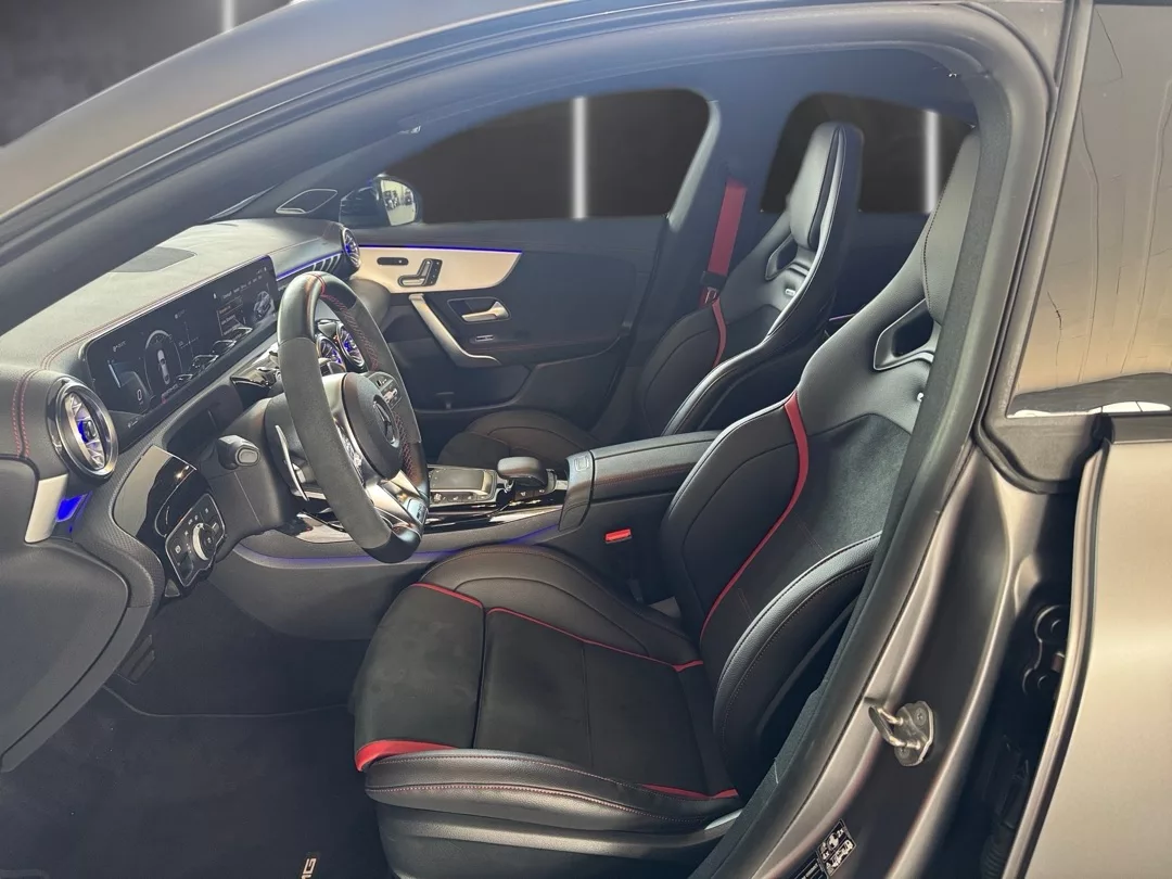 Mercedes-Benz CLA 45 AMG S Innenraum mit Sportsitzen mieten