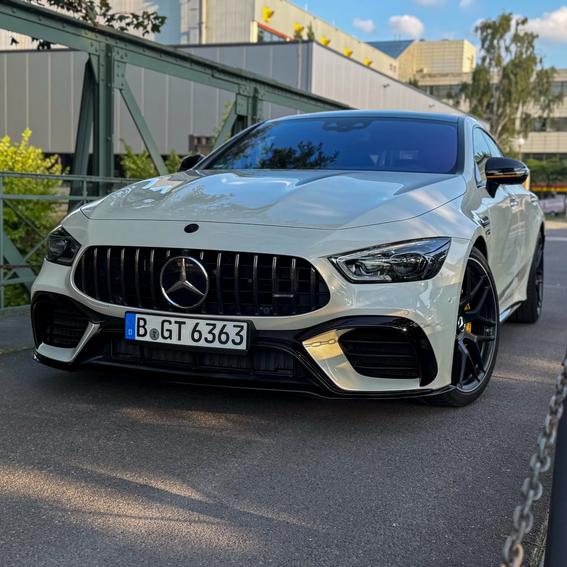 Mercedes-Benz GT63s AMG 4-Türer Coupé in Weiß mieten - Frontansicht