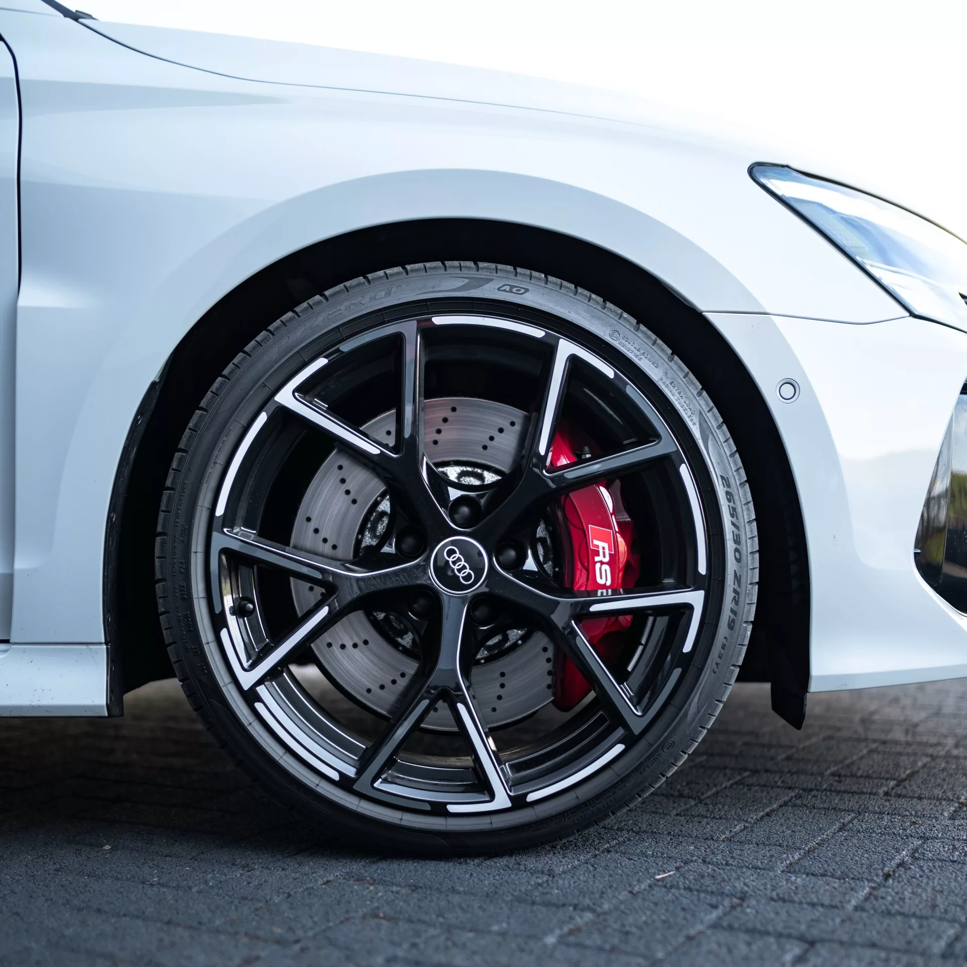 AUDI RS3 Limousine Black & White Edition Seitenansicht Reifenmuster mieten