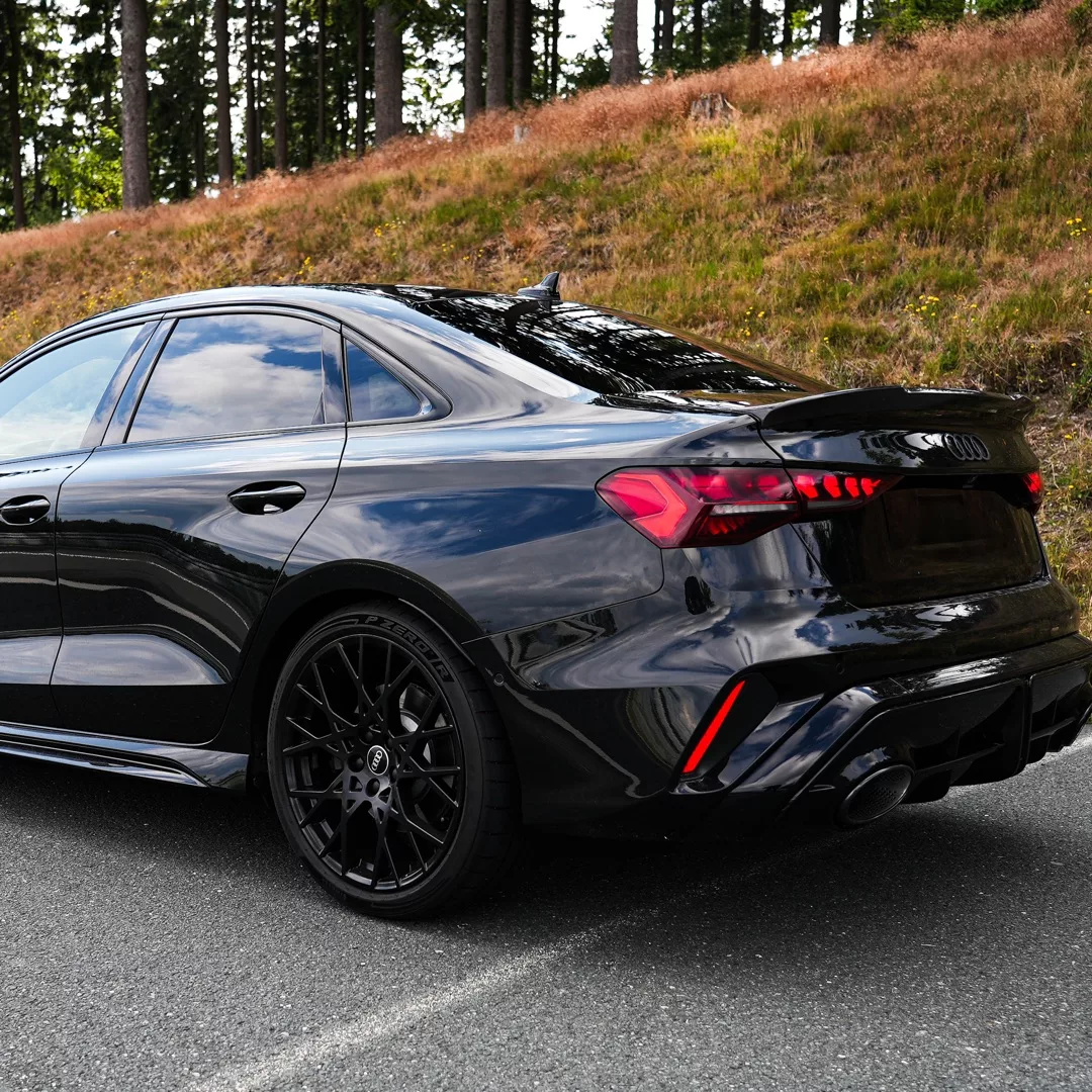 RS3 Limousine Facelift in Schwarz von hinten mieten